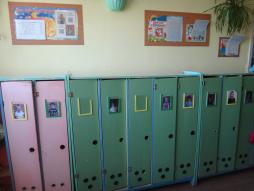 Раздевалка в средней группе оснащена индивидуальными шкафчиками для раздевания. Каждый шкафчик имеет место для индивидуальной фотографии ребенка.